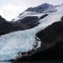 Der Berg Glacier fließt direkt in den Berg Lake