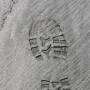 Der erste Fußabdruck im Sand.