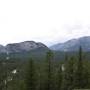Blick auf den Tunnel Mountain von den Hoodos aus. Dahinter liegt Banff.
