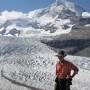 Martin vor der spektakulären Kulisse des Mt. Robson mit Gletscher.