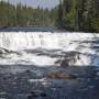 Die Dawson Falls im Wells Gray Provincial Park. Mit 15 metern nicht besonders hoch, aber durch ihre 91 Meter Breite sind die Fälle doch beeindruckend.