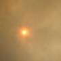 Rote Sonne auf dem Weg vom Wells Gray nach Whistler. Die Rauchwolken eines Waldbrandes färben das Sonnenlicht rot.
