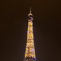 Jede volle Stunde blinken tausende Lichter auf dem Eiffelturm